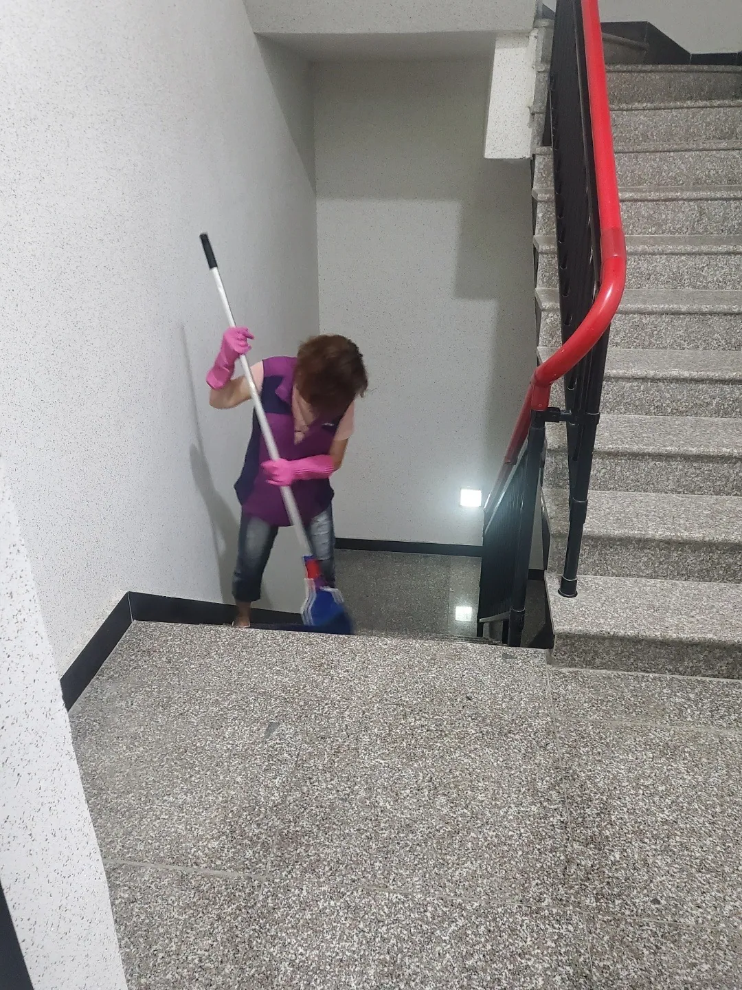 건물 공용부 바닥을 정리한 미화 현장