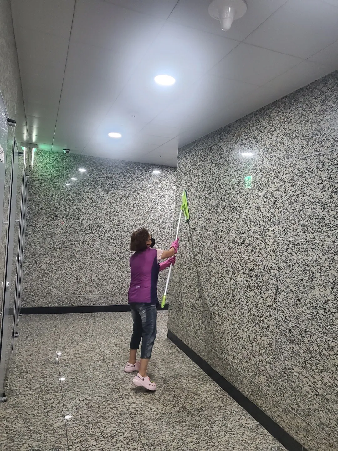 공용부 벽면과 손이 닿기 어려운 곳을 닦는 모습