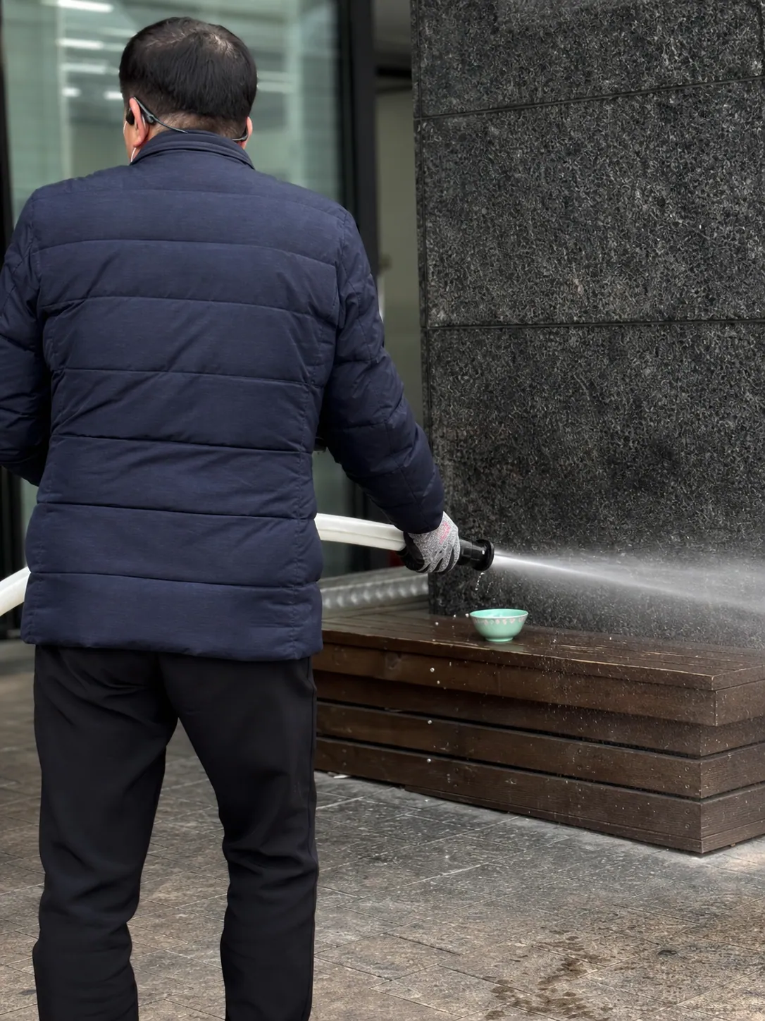 옥내소화전 호스를 잡고 방수 자세를 연습하는 참가자