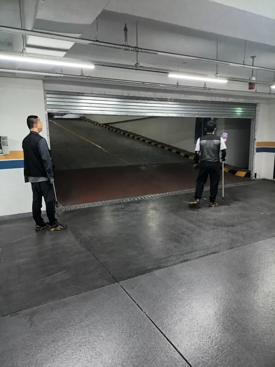 지하주차장 경사로와 주변 설비를 확인하는 모습